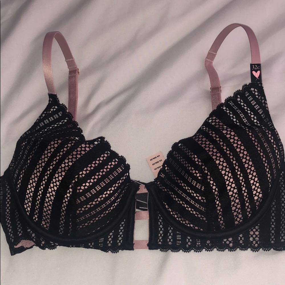 Victoria’s Secret lined plunge lingerie bra